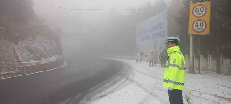 簡篇-鳳縣公安交警多舉措戰風雪保暢通