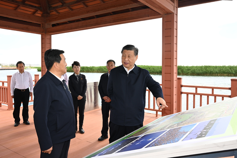 2023年6月5日，习近平总书记在内蒙古自治区巴彦淖尔市乌梁素海考察。