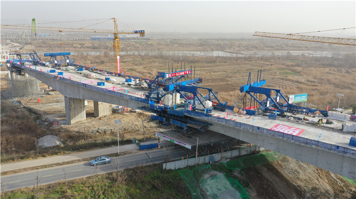 关环高速渭河特大桥跨南河堤现浇段合龙.jpg