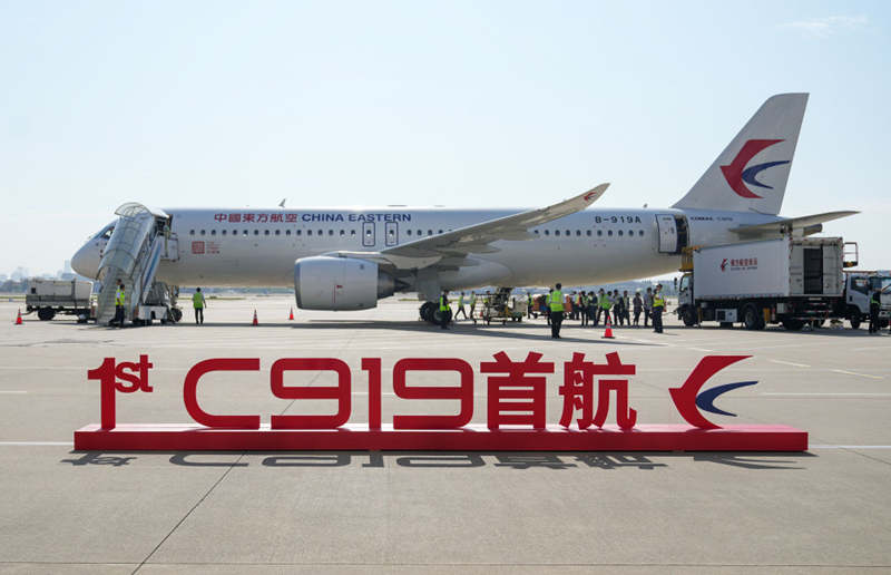 這是2023年5月28日在上海虹橋國際機場停機坪拍攝的C919飛機。當(dāng)日，由C919大型客機執(zhí)飛的東方航空MU9191航班平穩(wěn)降落在北京首都國際機場，標(biāo)志著該機型圓滿完成首個商業(yè)航班飛行，正式進(jìn)入民航市場。