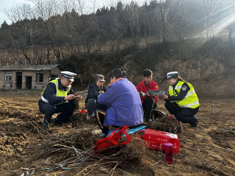 簡篇-渭濱交警植樹節走進竹園溝村共植綠色“平安樹”