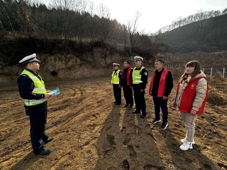 簡篇-渭濱交警植樹節走進竹園溝村共植綠色“平安樹”