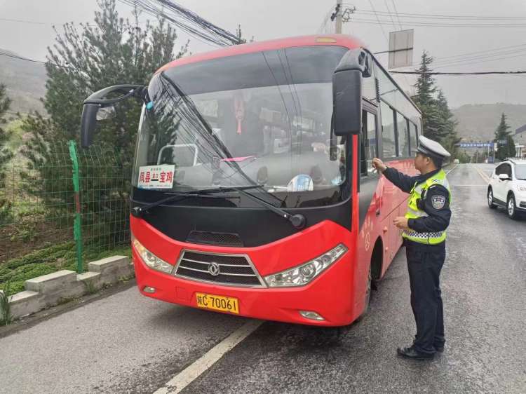 簡(jiǎn)篇-【節(jié)日我在崗】清明假期保暢通,為民服務(wù)不停歇