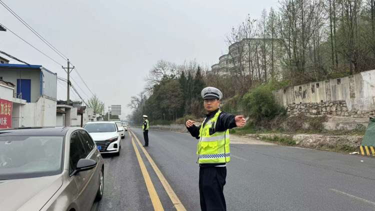 簡(jiǎn)篇-【節(jié)日我在崗】清明假期保暢通,為民服務(wù)不停歇