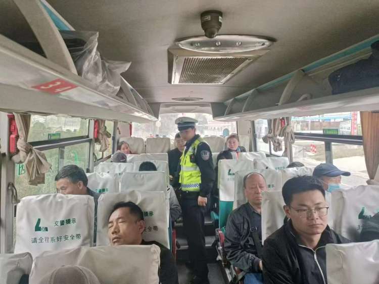 簡(jiǎn)篇-【節(jié)日我在崗】清明假期保暢通,為民服務(wù)不停歇