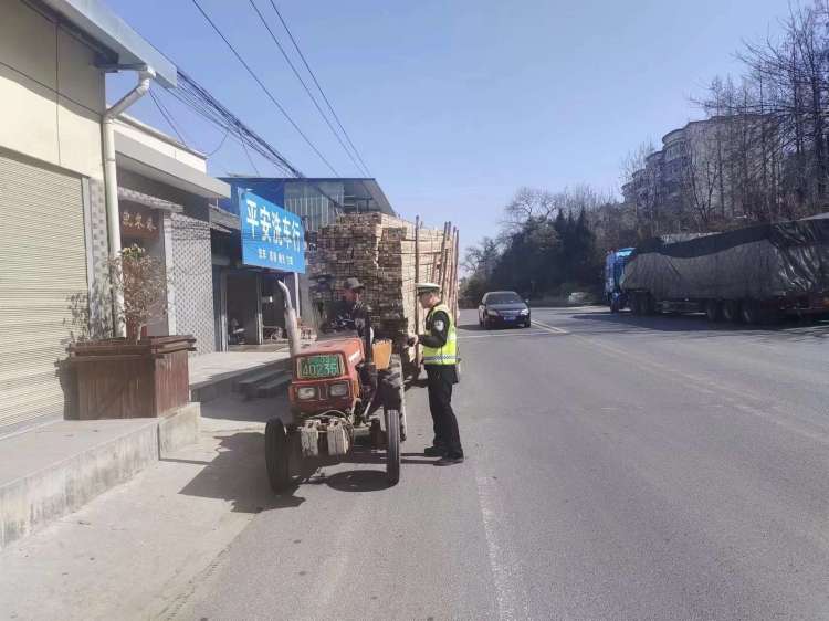 簡(jiǎn)篇-【節(jié)日我在崗】清明假期保暢通,為民服務(wù)不停歇