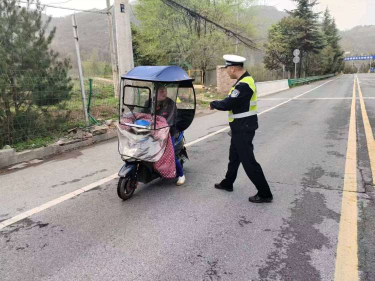 簡(jiǎn)篇-【節(jié)日我在崗】清明假期保暢通,為民服務(wù)不停歇