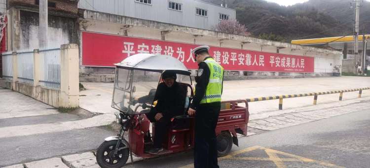 簡(jiǎn)篇-【節(jié)日我在崗】清明假期保暢通,為民服務(wù)不停歇