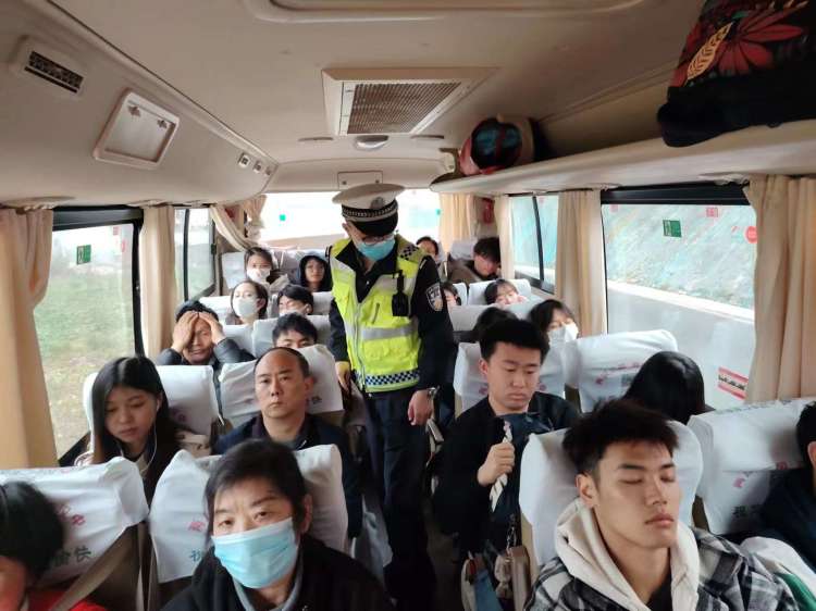 簡(jiǎn)篇-【節(jié)日我在崗】清明假期保暢通,為民服務(wù)不停歇