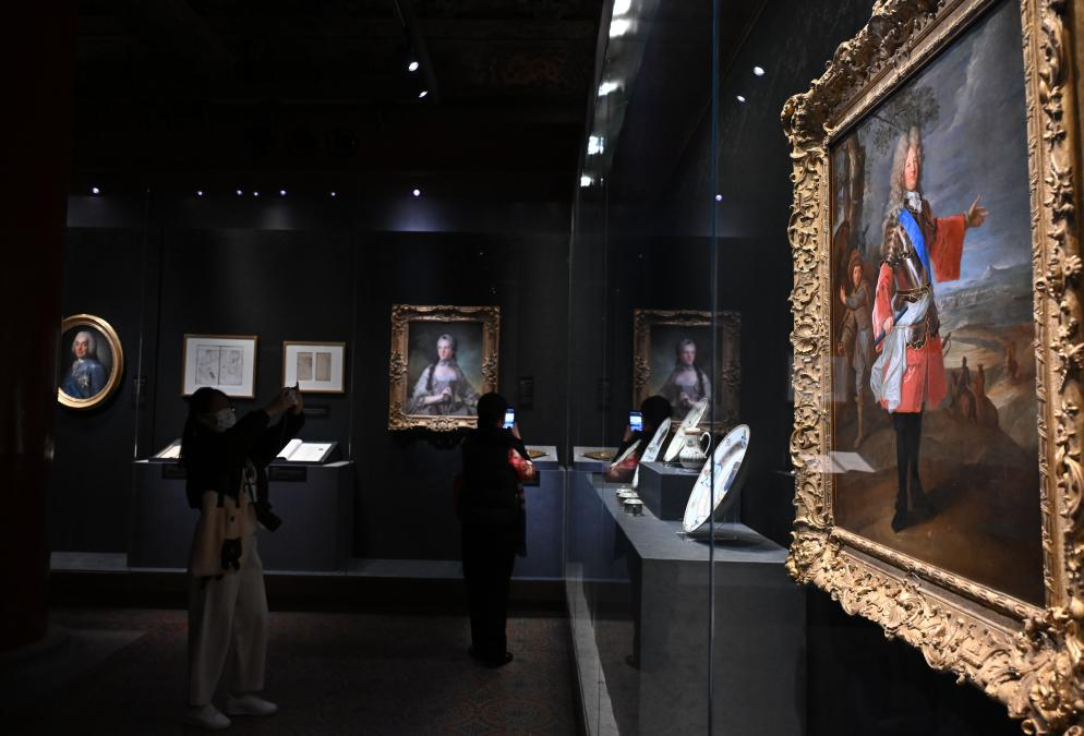 4月1日，作為中法文化旅游年的重要項目，“紫禁城與凡爾賽宮——17、18世紀的中法交往”展覽在故宮文華殿開幕。圖為觀眾當天參觀展覽。新華社記者 金良快 攝