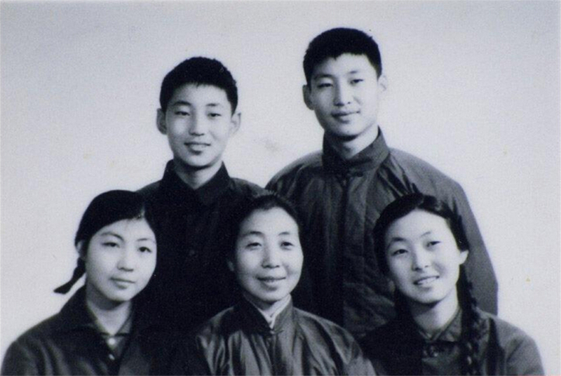 1972年冬，齊心和子女們。前排右起:齊橋橋、齊心、習安安。后排右起:習近平、習遠平。