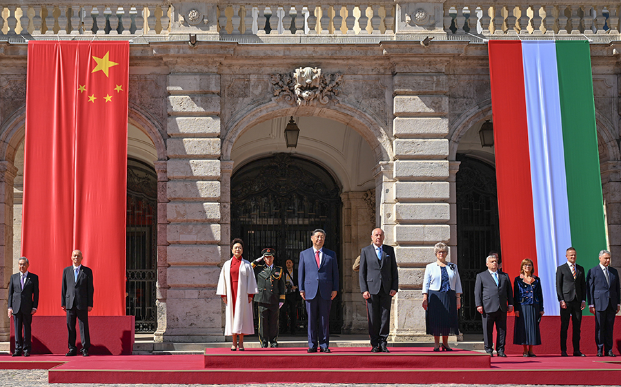 當地時間5月9日上午，國家主席習近平在布達佩斯出席匈牙利總統舒尤克和總理歐爾班共同舉行的隆重歡迎儀式。新華社記者 謝環馳 攝