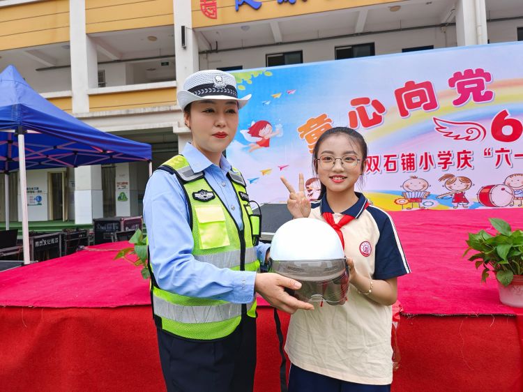 簡篇-“六一”節前夕“小手拉大手”,鳳縣公安交警走進校園送"安全禮包"