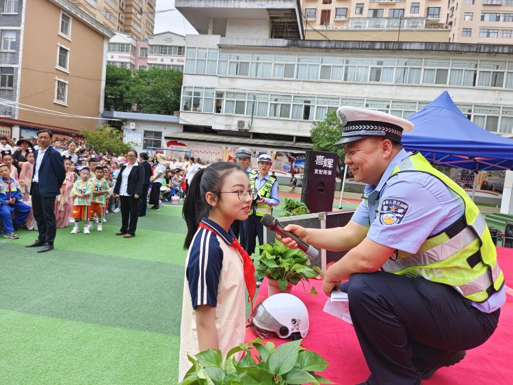 簡篇-“六一”節前夕“小手拉大手”,鳳縣公安交警走進校園送"安全禮包"