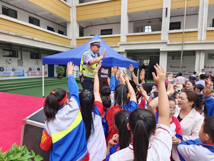 簡篇-“六一”節前夕“小手拉大手”,鳳縣公安交警走進校園送"安全禮包"