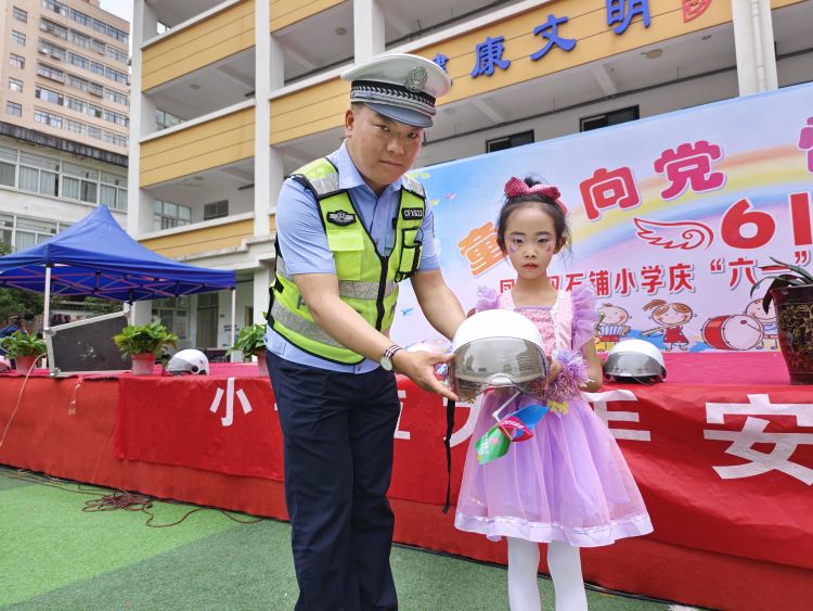 簡篇-“六一”節前夕“小手拉大手”,鳳縣公安交警走進校園送"安全禮包"