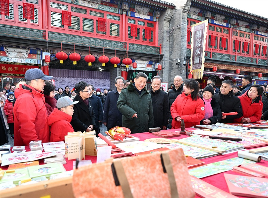 2024年2月1日下午，習(xí)近平在天津古文化街考察時(shí)，同店鋪員工和現(xiàn)場群眾互動交流。新華社記者 謝環(huán)馳 攝