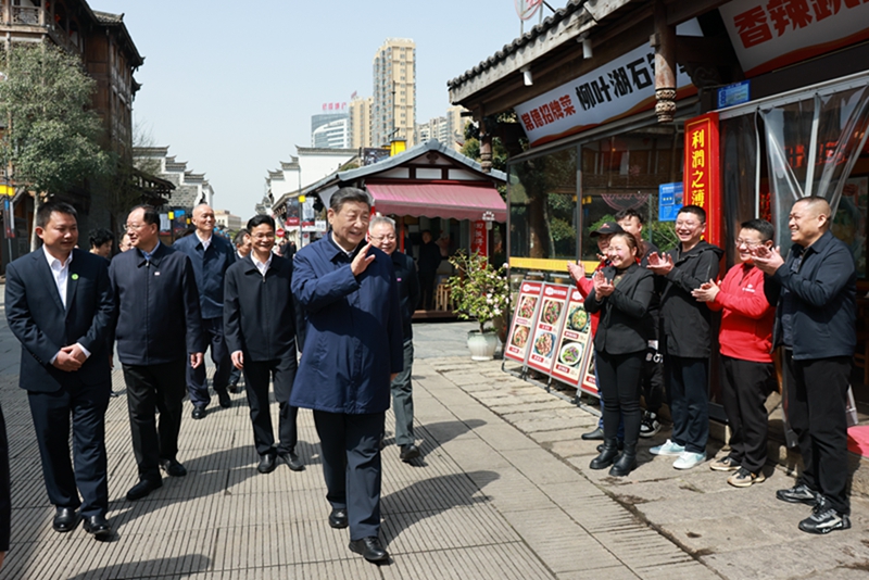 2024年3月19日上午，習(xí)近平在常德河街考察時(shí)，同店主和游客親切交流。新華社記者 王曄 攝