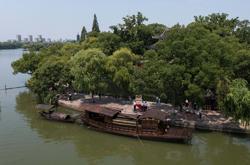 2022年7月27日，南湖紅船?？吭谡憬〖闻d市南湖旅游區(qū)的湖心島旁。