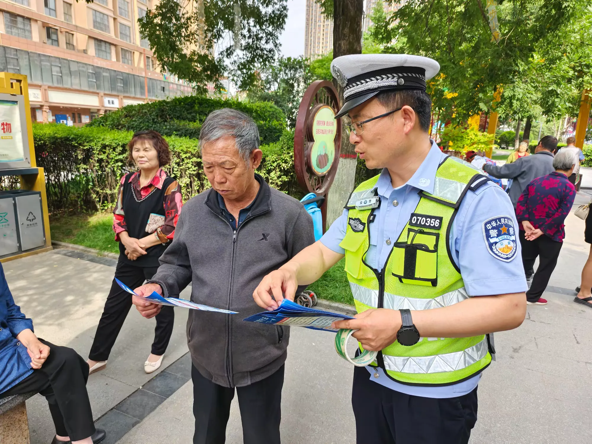 簡(jiǎn)篇-守護(hù)老人出行安全 鳳縣公安交警開(kāi)展道路交通安全宣傳