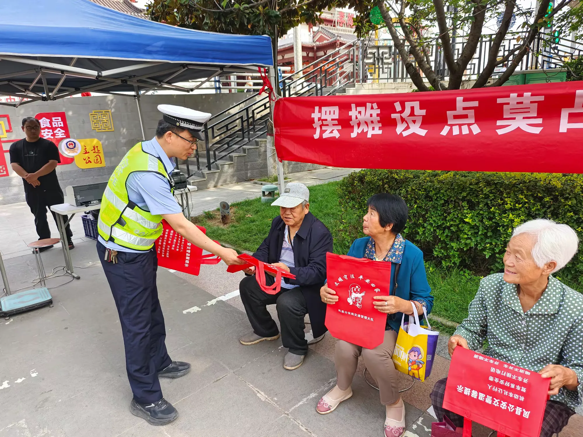 簡(jiǎn)篇-守護(hù)老人出行安全 鳳縣公安交警開(kāi)展道路交通安全宣傳