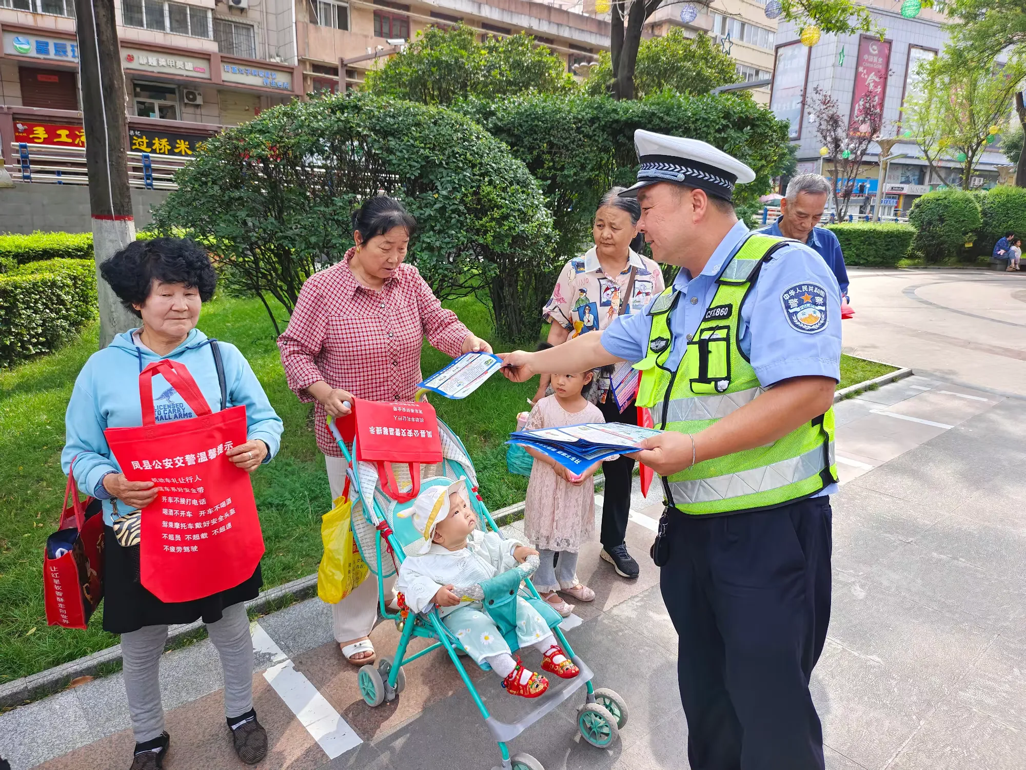 簡(jiǎn)篇-守護(hù)老人出行安全 鳳縣公安交警開(kāi)展道路交通安全宣傳