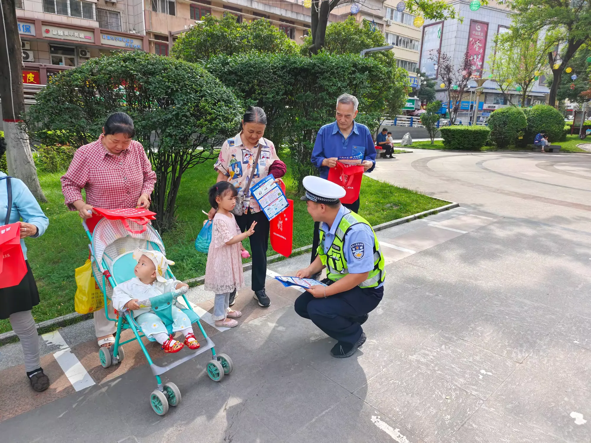 簡(jiǎn)篇-守護(hù)老人出行安全 鳳縣公安交警開(kāi)展道路交通安全宣傳