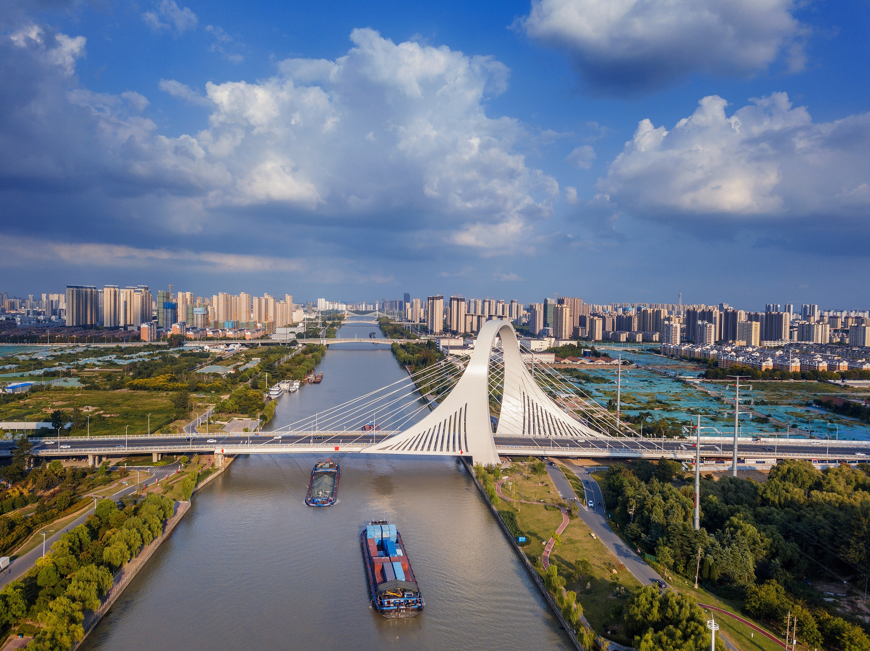 2022年9月12日，幾艘船舶行駛在江蘇淮安運河大橋附近。