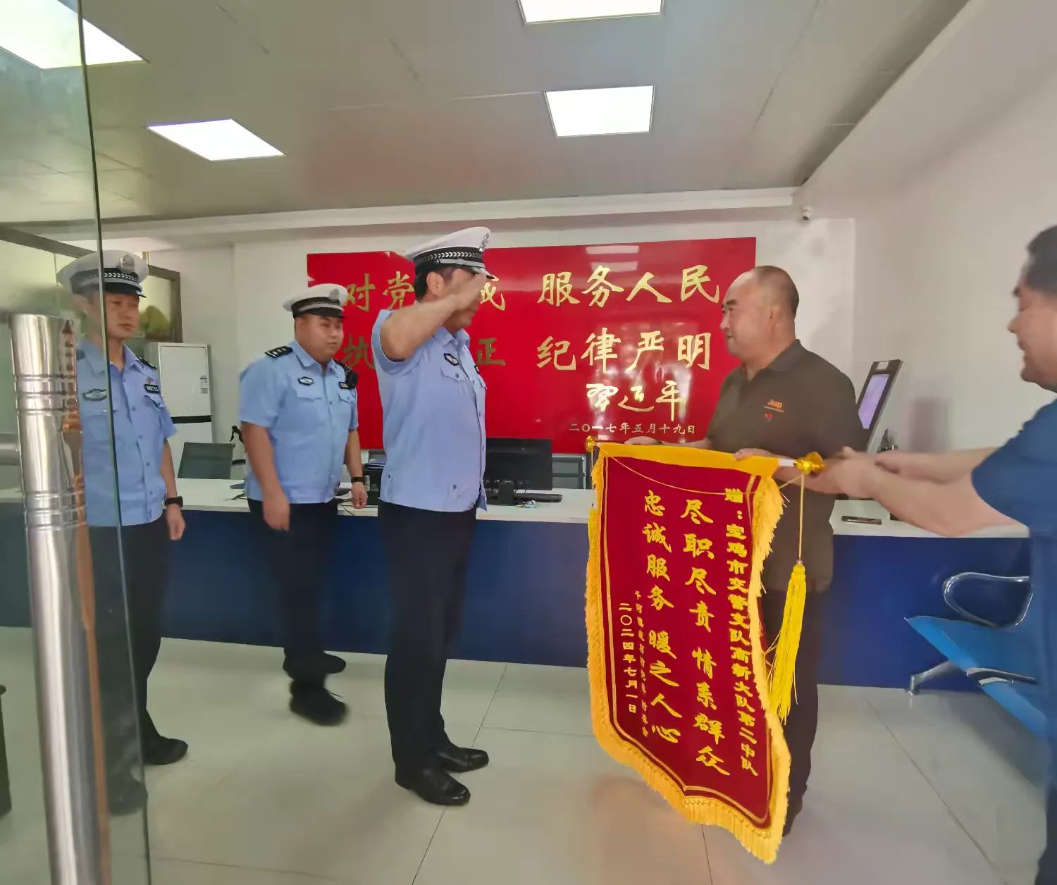 简篇-解民忧 纾民困 暖民心——“双向奔赴”的警民鱼水情