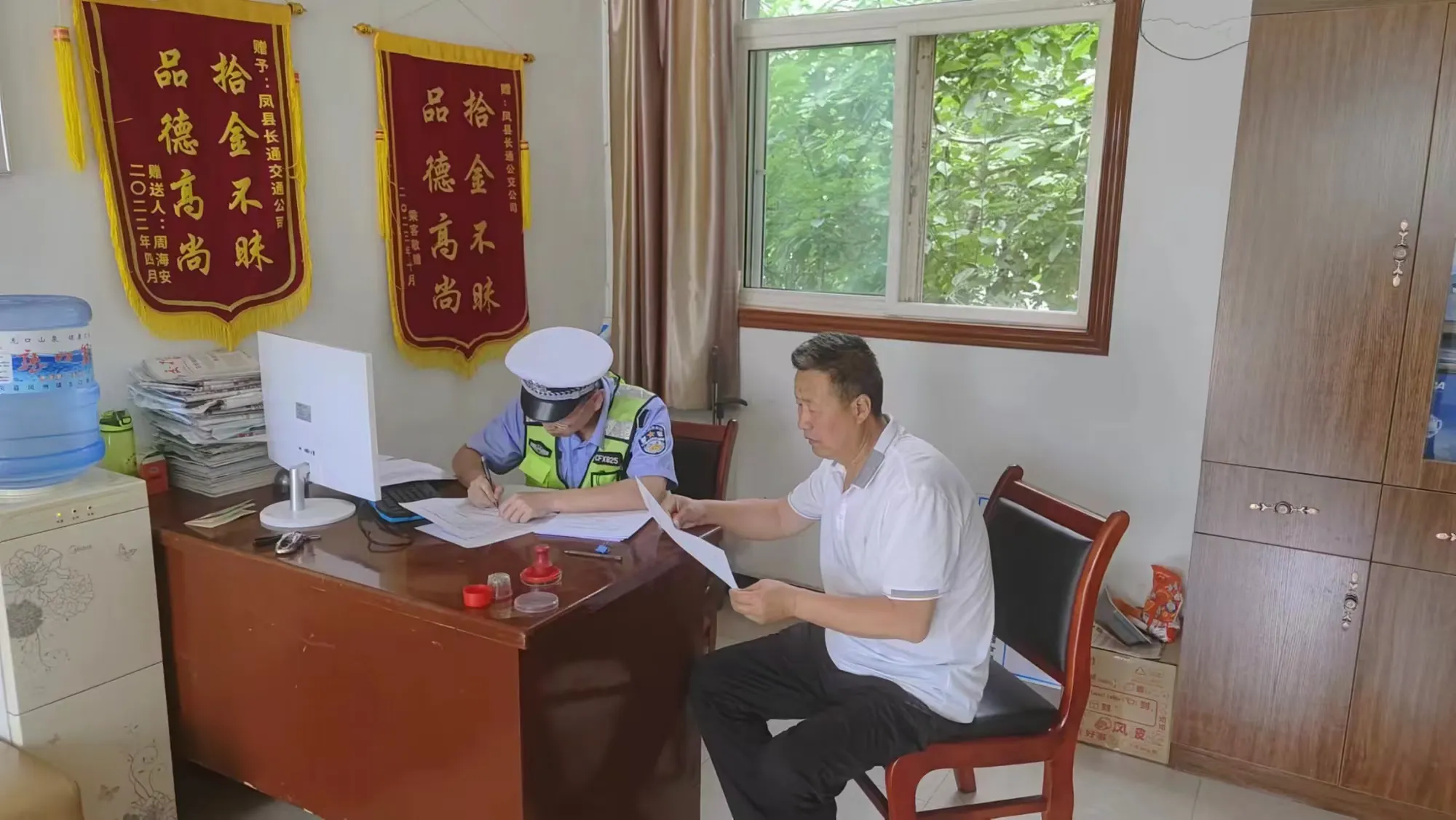 簡篇-夏季行動丨鳳縣公安交警走進客貨運企業開展交通安全檢查及安全宣傳活動