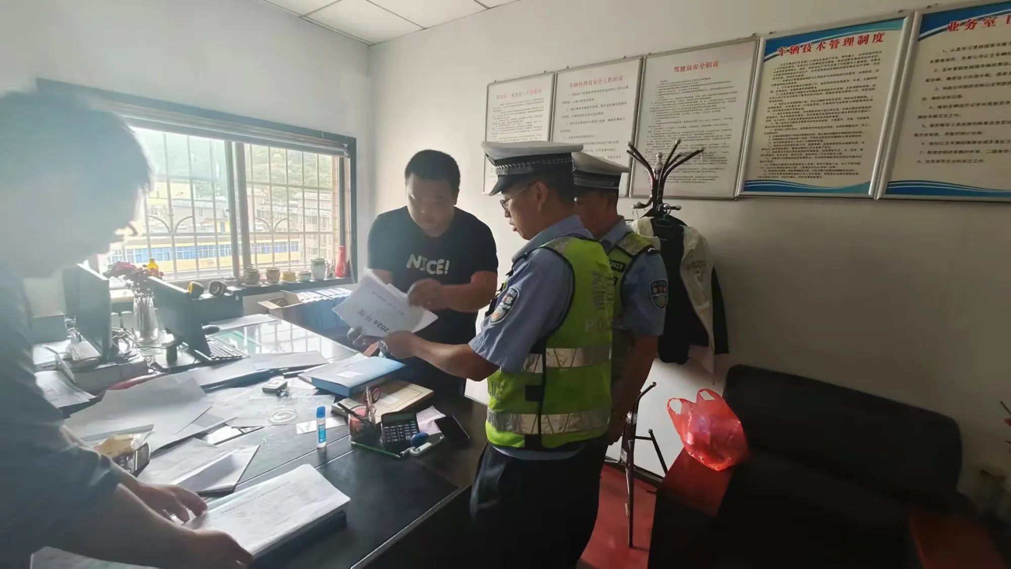 簡篇-夏季行動丨鳳縣公安交警走進客貨運企業開展交通安全檢查及安全宣傳活動