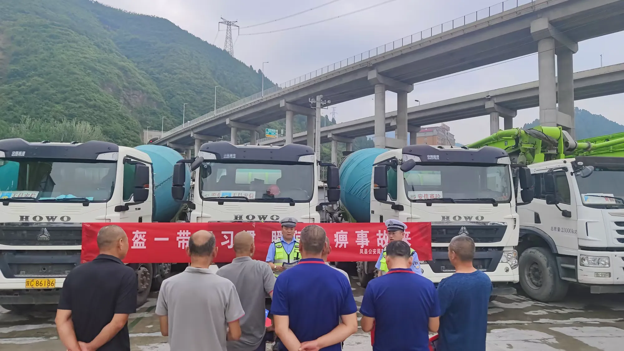 簡篇-夏季行動丨鳳縣公安交警走進客貨運企業開展交通安全檢查及安全宣傳活動