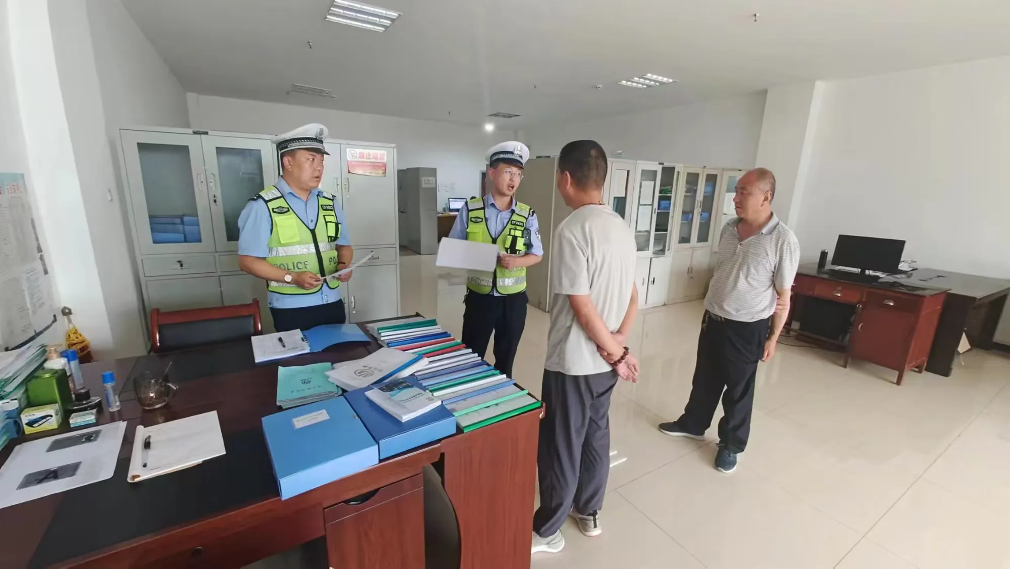 簡篇-夏季行動丨鳳縣公安交警走進客貨運企業開展交通安全檢查及安全宣傳活動