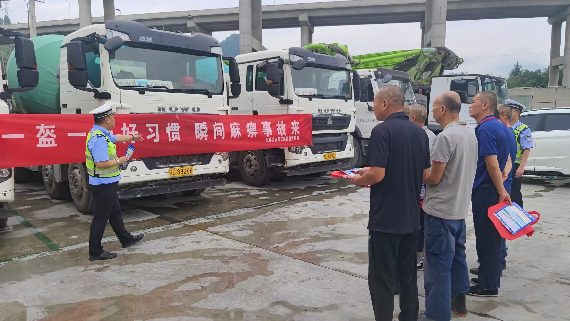 簡篇-夏季行動丨鳳縣公安交警走進客貨運企業開展交通安全檢查及安全宣傳活動