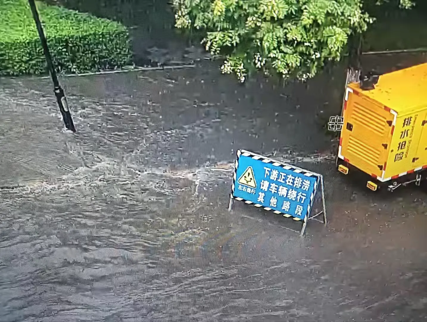 簡篇-暴雨來襲!高新交警全員上路保暢通