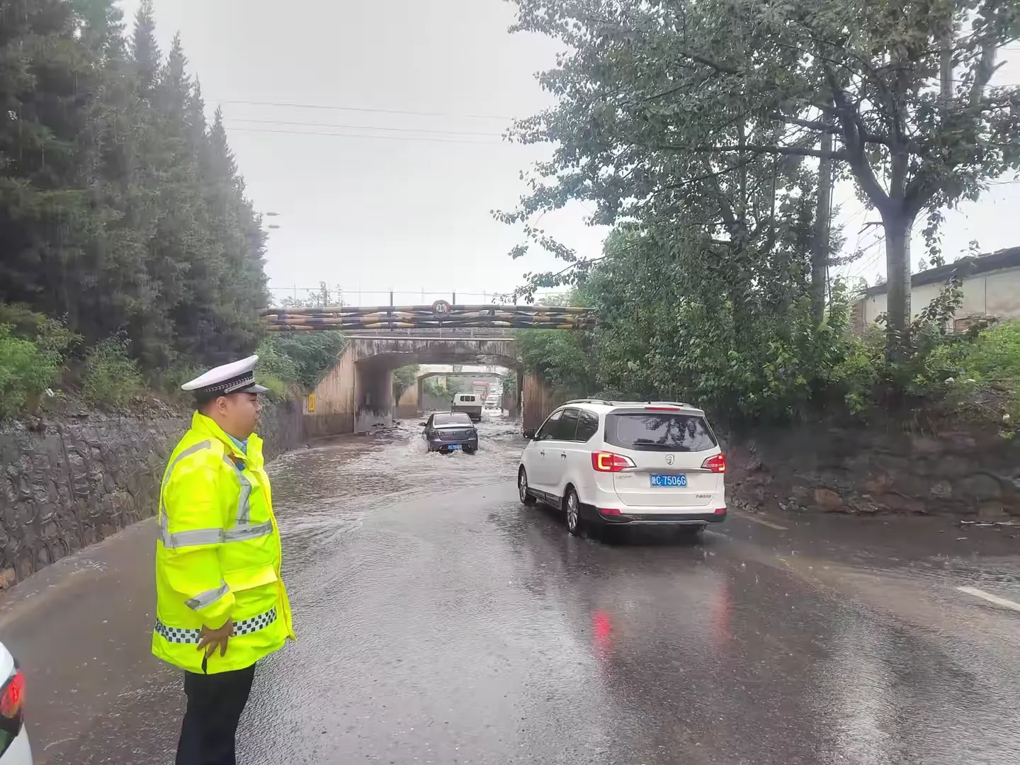 簡篇-暴雨來襲!高新交警全員上路保暢通