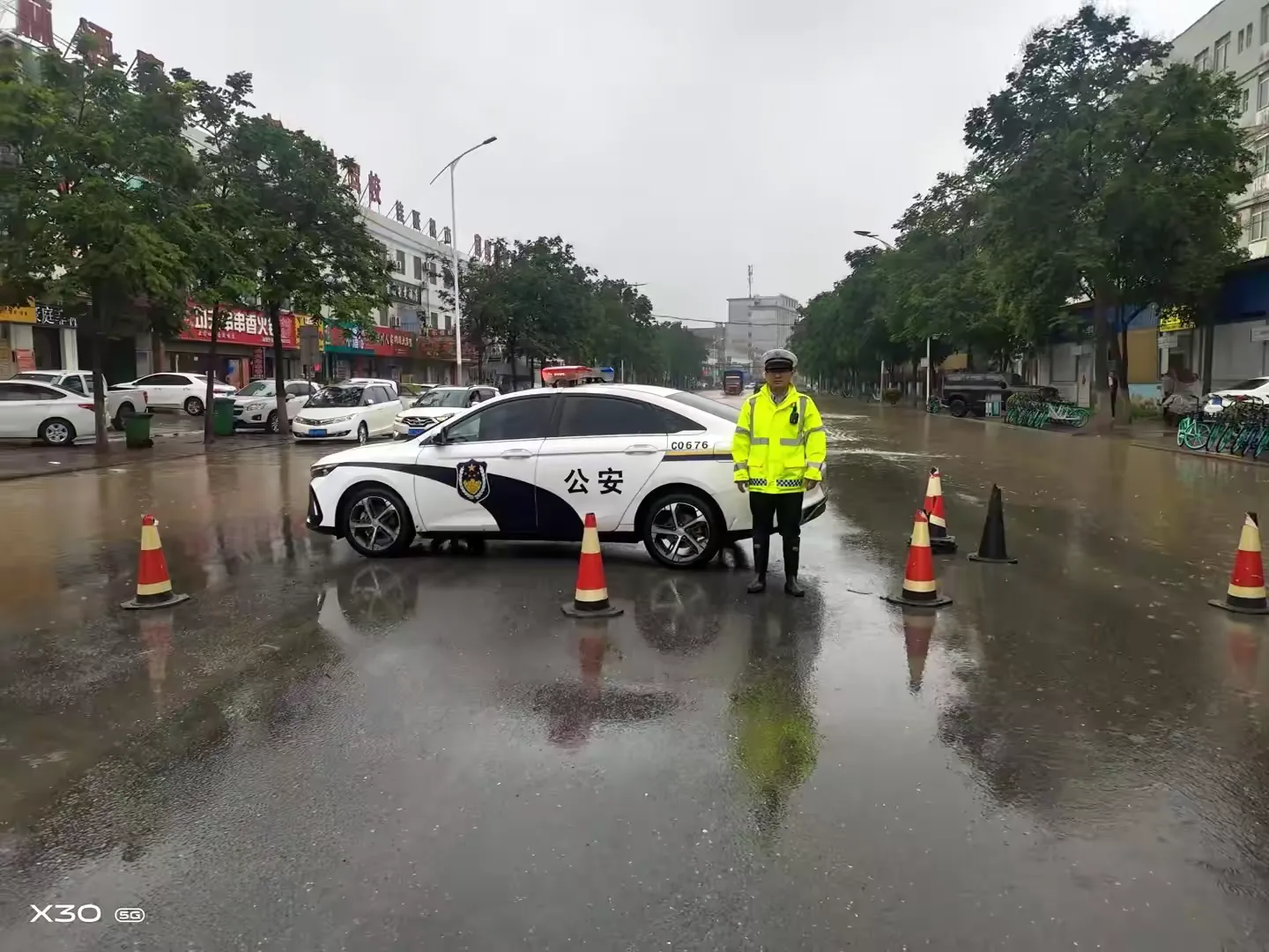 簡篇-暴雨來襲!高新交警全員上路保暢通