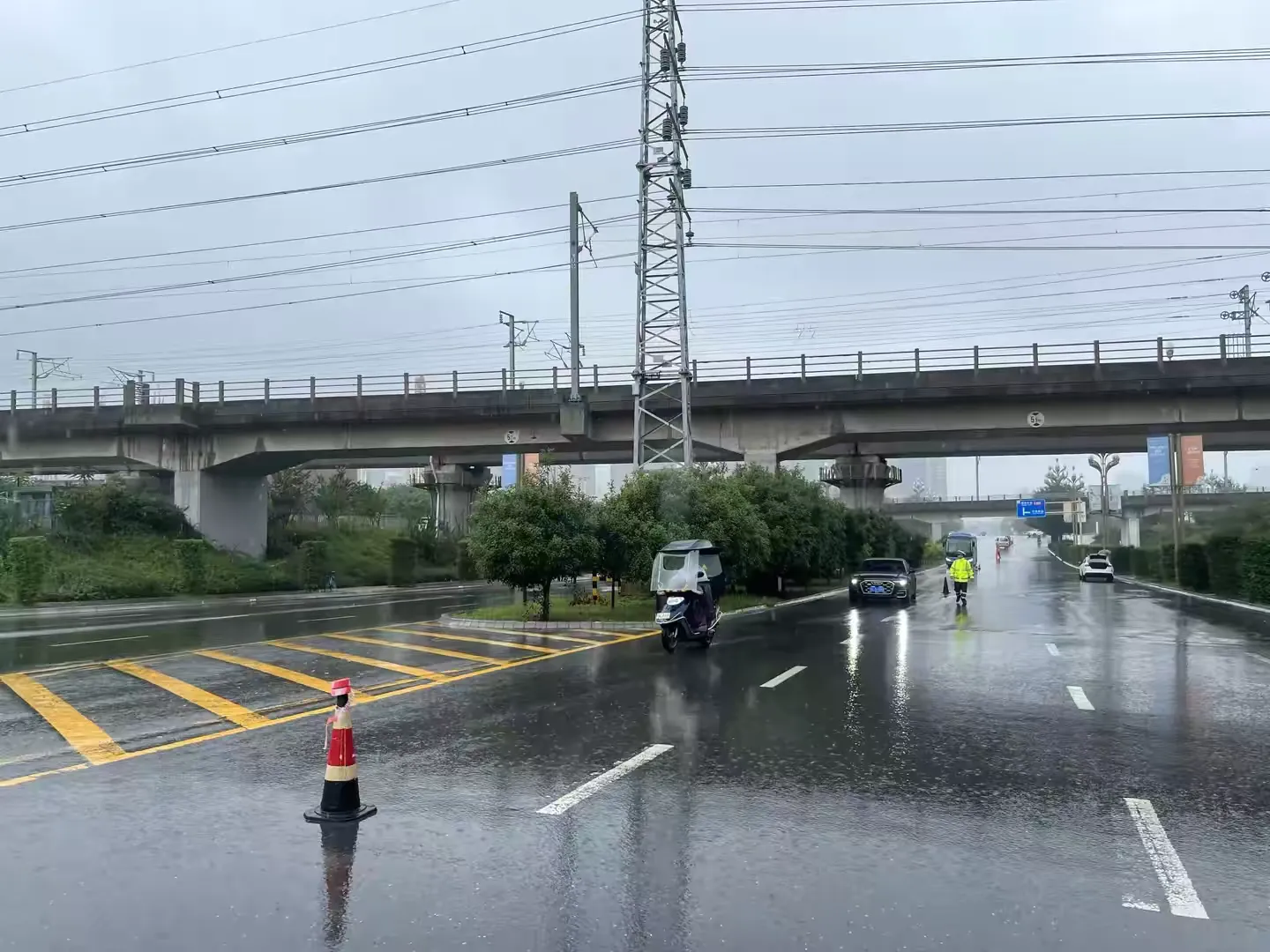 簡篇-暴雨來襲!高新交警全員上路保暢通