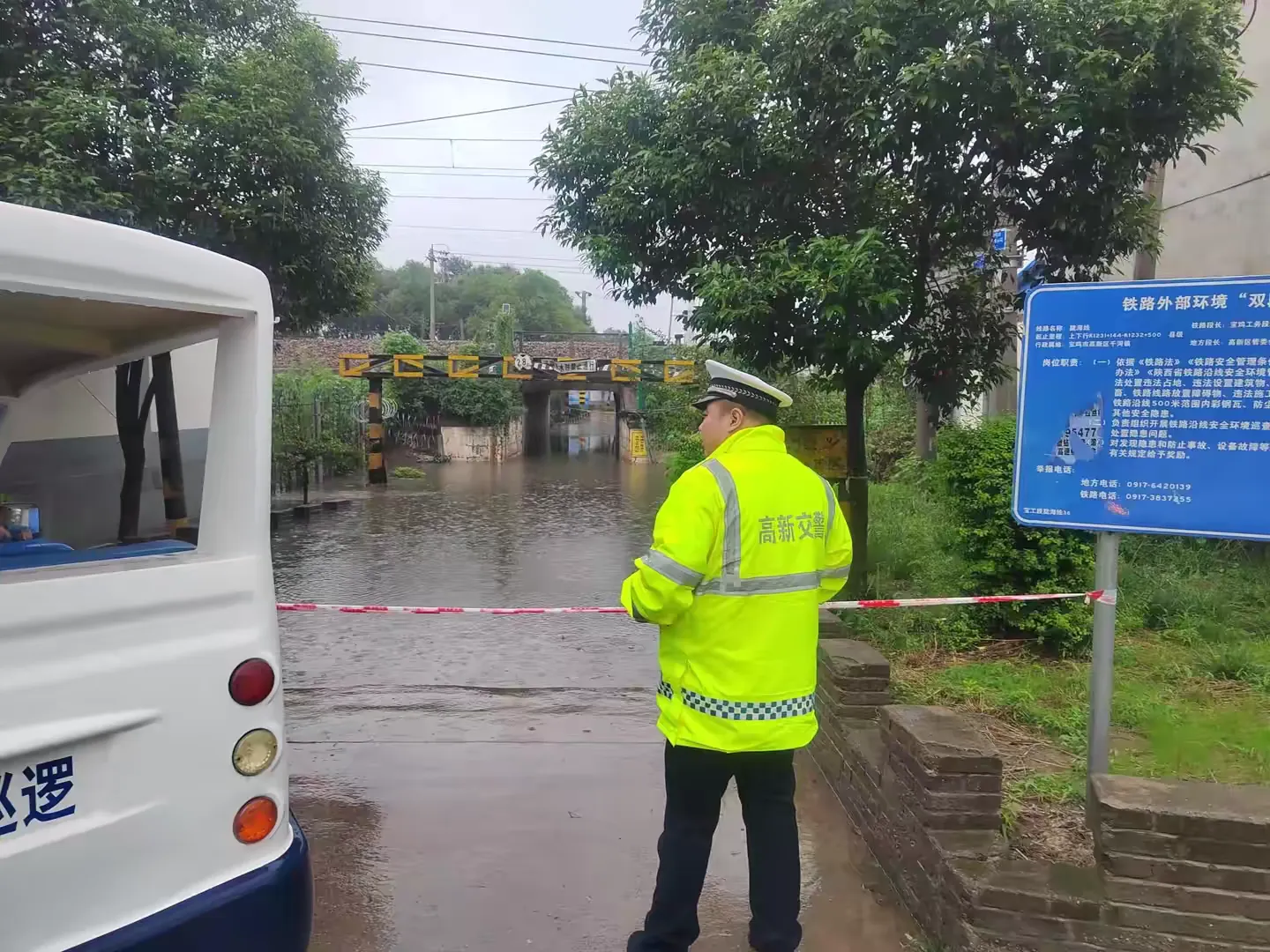 簡篇-暴雨來襲!高新交警全員上路保暢通