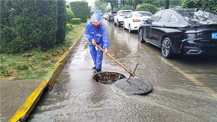 寶雞高新區1700余名干部職工上路值守 應對道路積水保障通行安全