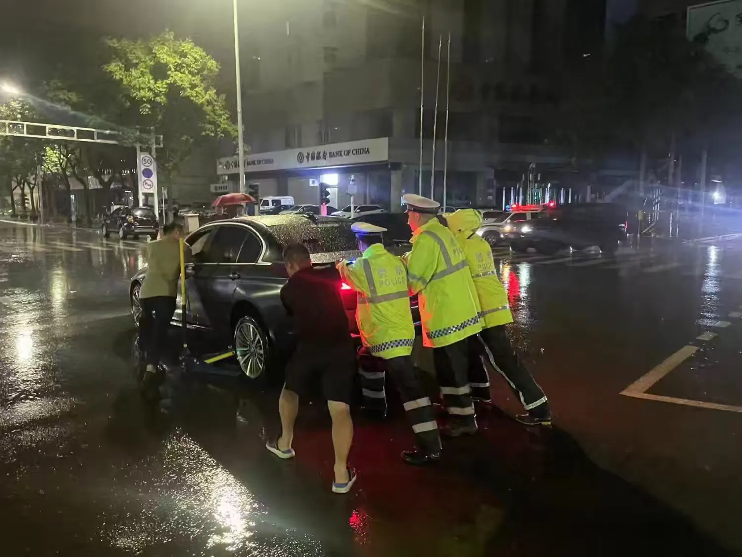 簡篇-那些暴雨中,最讓人安心的“航標燈”