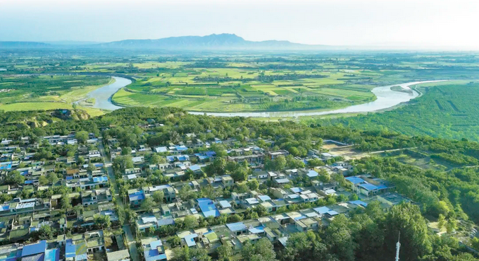 隨著治理的推進，涇河兩岸植被逐漸恢復，越來越多的“黃土”變?yōu)椤熬G地”。圖為涇河（西咸段）。程健 攝