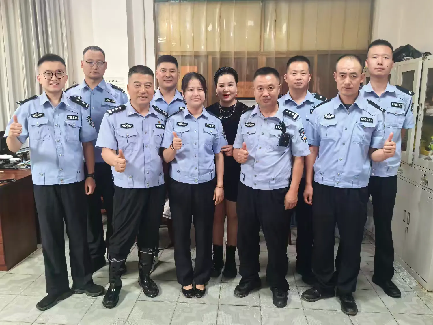 簡篇-社會愛心人士給渭濱交警防汛一線民輔警解決“頭”等大事