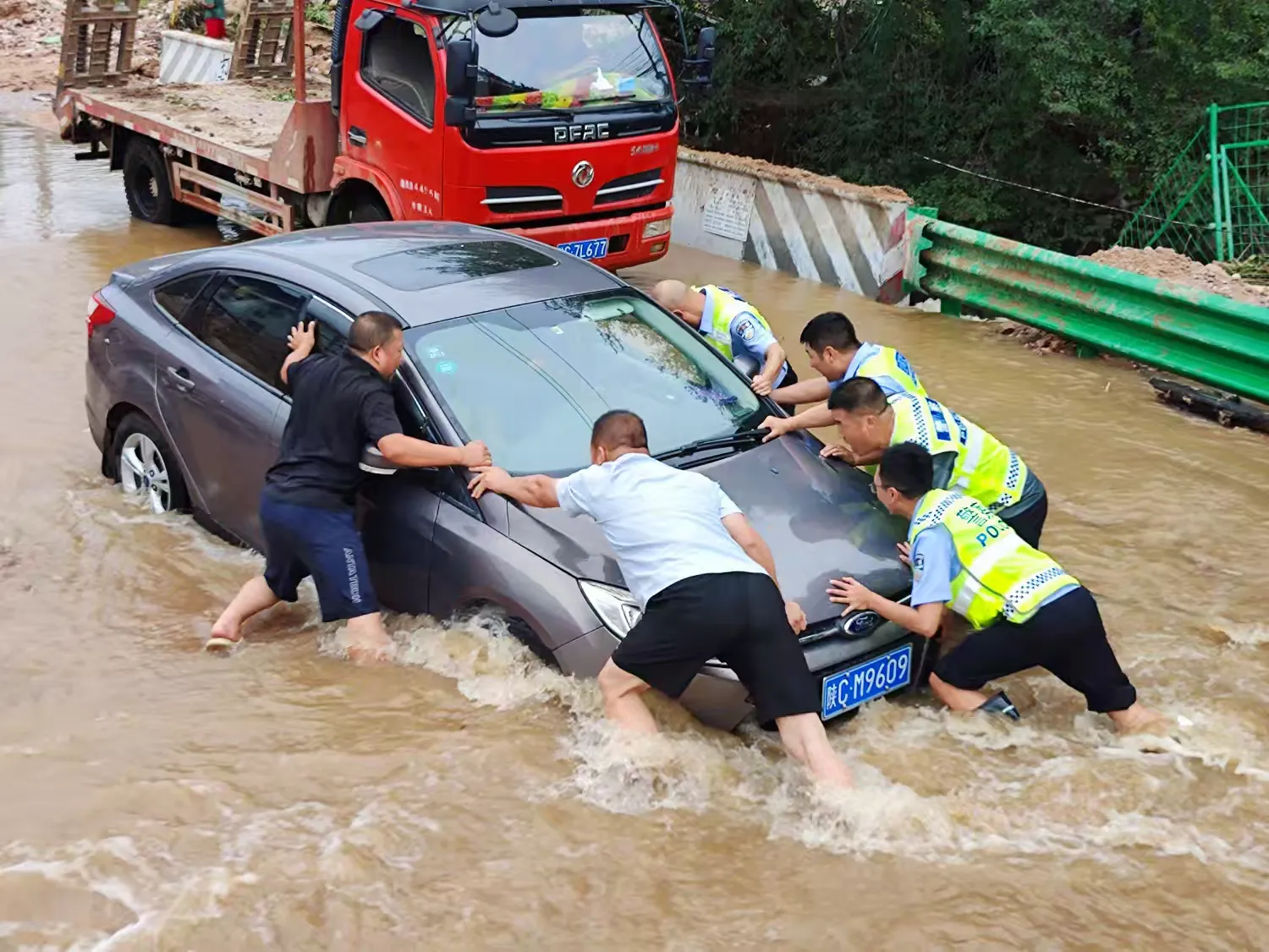 簡篇-社會愛心人士給渭濱交警防汛一線民輔警解決“頭”等大事