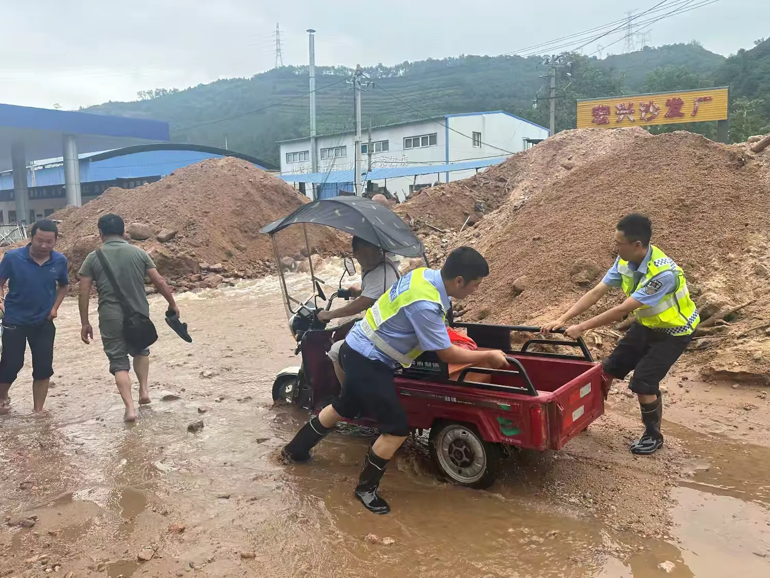 簡篇-社會愛心人士給渭濱交警防汛一線民輔警解決“頭”等大事