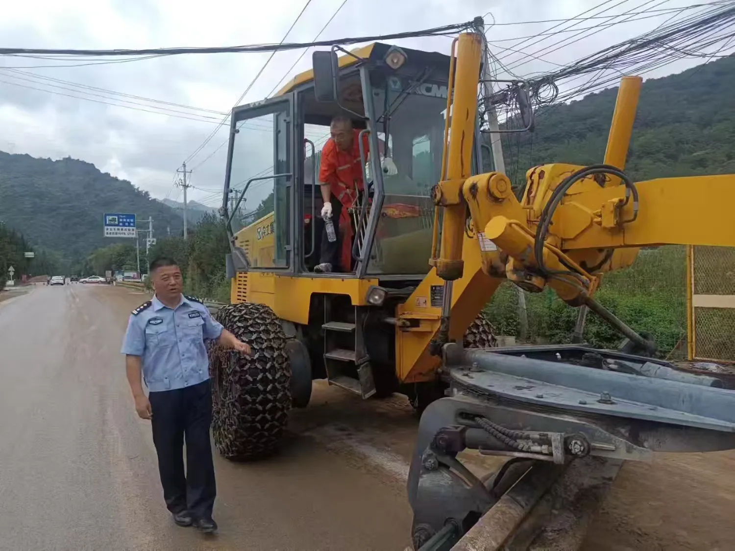 簡篇-社會愛心人士給渭濱交警防汛一線民輔警解決“頭”等大事