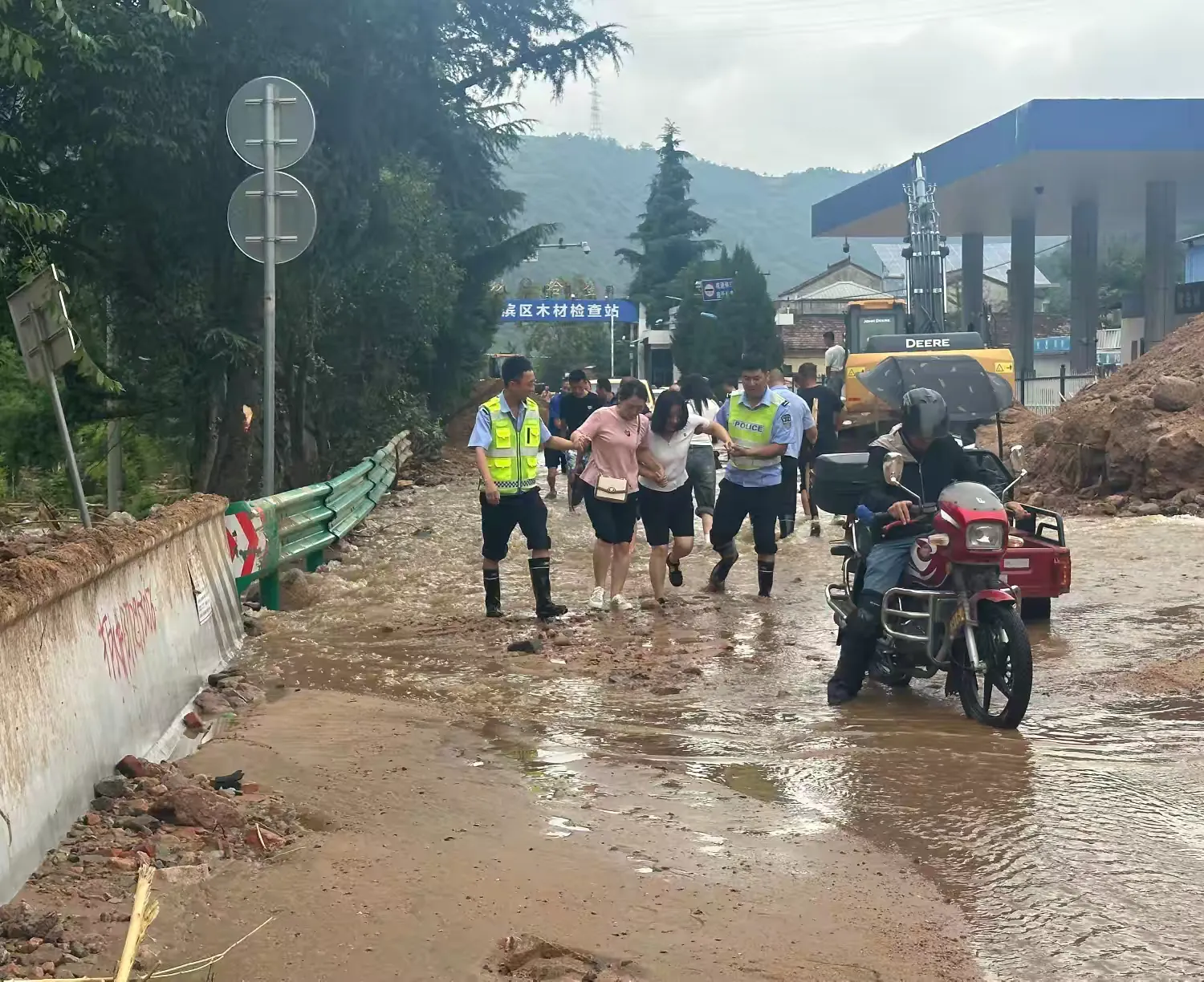 簡篇-社會愛心人士給渭濱交警防汛一線民輔警解決“頭”等大事