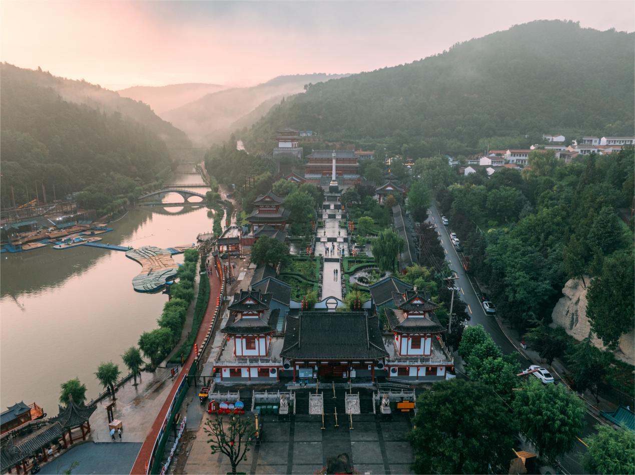 傍晚的麟游縣九成宮，山環(huán)水抱，人文景觀與自然生態(tài)相得益彰。蘇唐詩攝