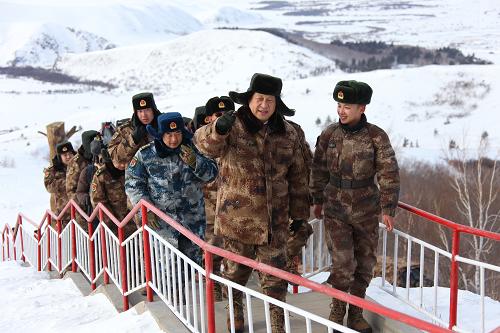  2014年1月26日上午，習(xí)近平來(lái)到內(nèi)蒙古邊防某團(tuán)三角山哨所，看望正在執(zhí)勤的戰(zhàn)士。新華社記者 李剛 攝