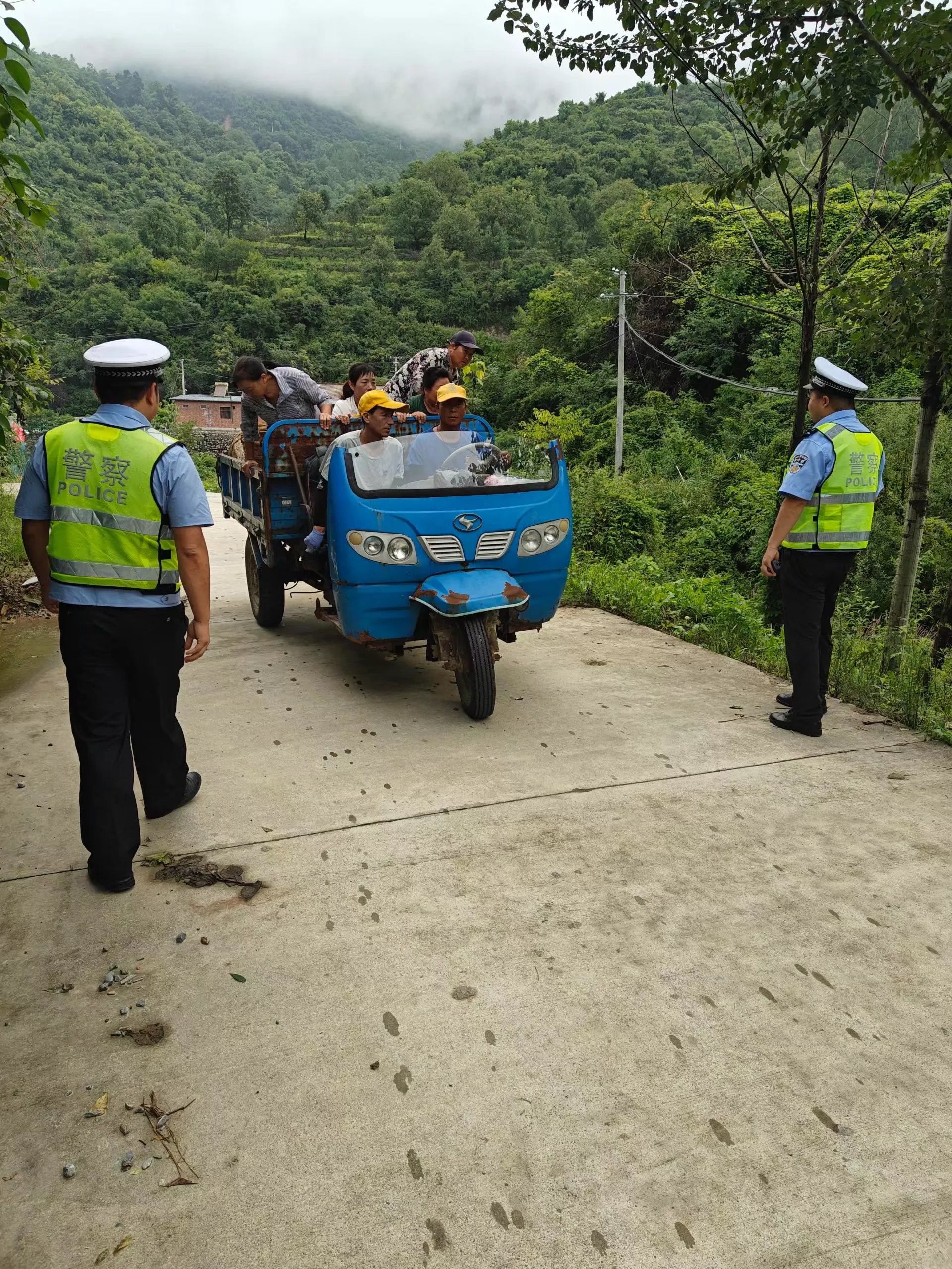 簡篇-鳳縣公安交警全力護航“花椒采摘季”道路交通安全